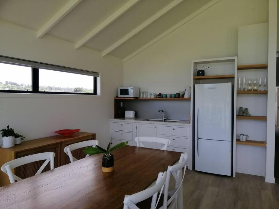 Purangi Waterfront Retreat - 2 Bedroom Cooks Beach Bagian luar foto