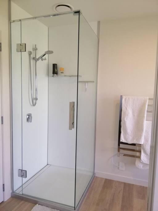 Purangi Waterfront Retreat - 2 Bedroom Cooks Beach Bagian luar foto