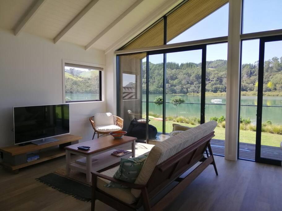 Purangi Waterfront Retreat - 2 Bedroom Cooks Beach Bagian luar foto